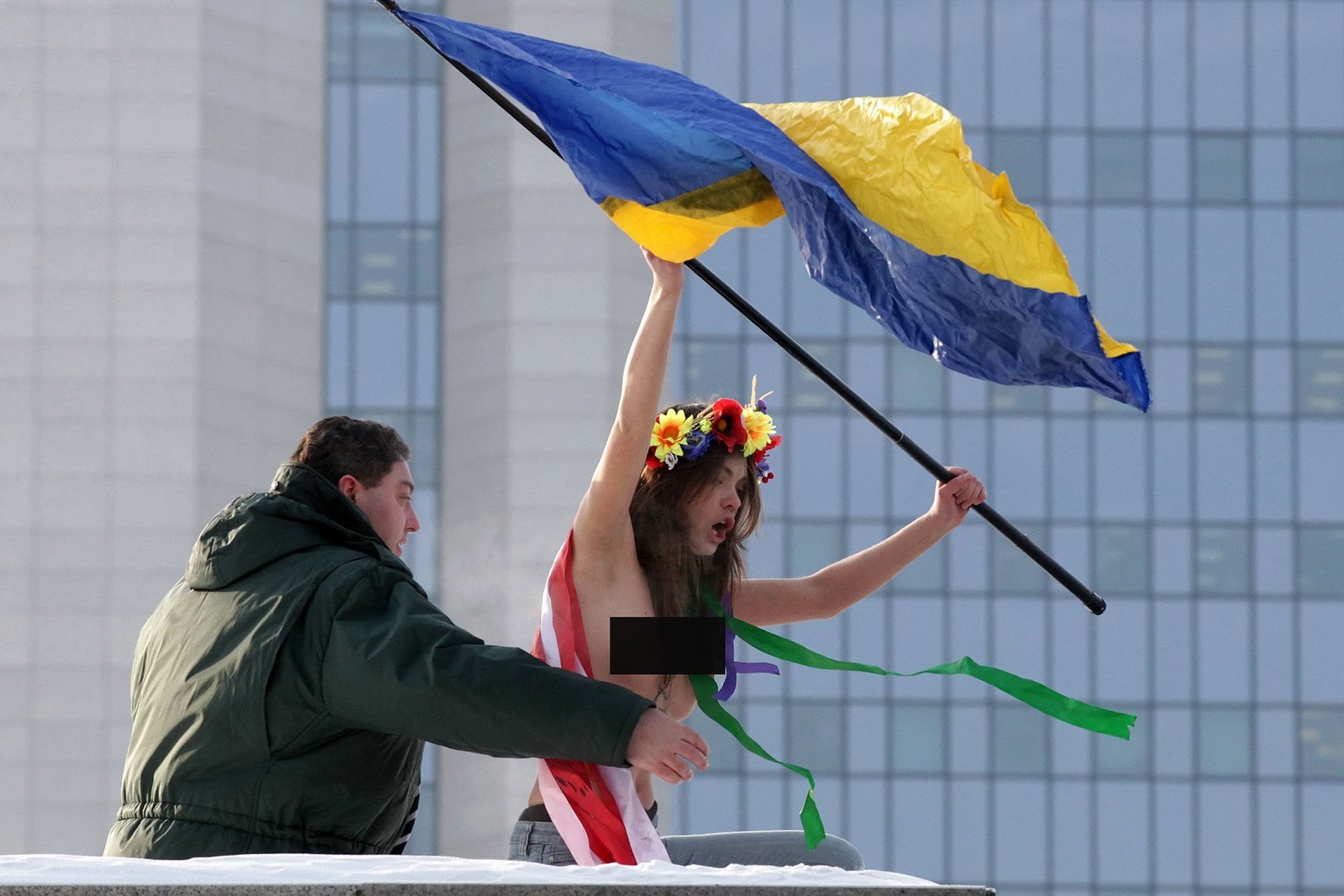 Девушки Украинки с флагами